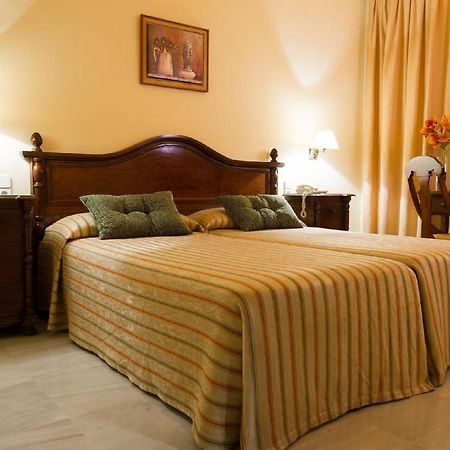 Hotel Gran Avenida Coria del Río Екстериор снимка