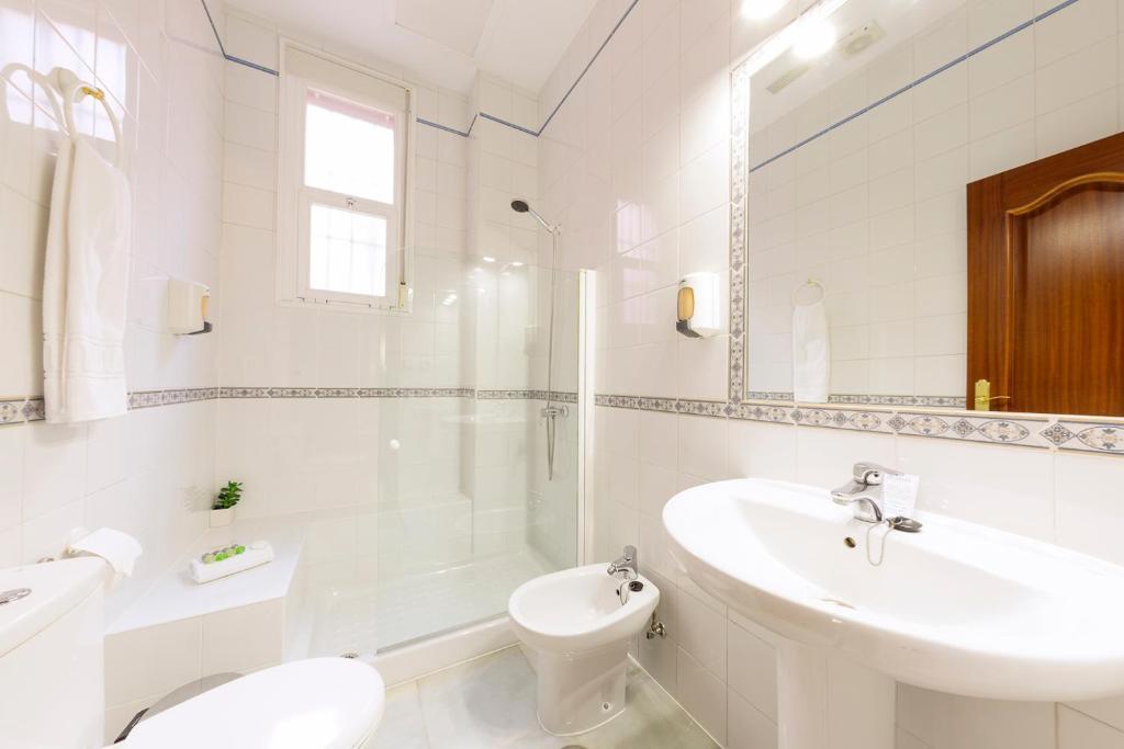 Hotel Gran Avenida Coria del Río Екстериор снимка