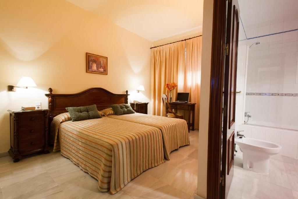 Hotel Gran Avenida Coria del Río Екстериор снимка