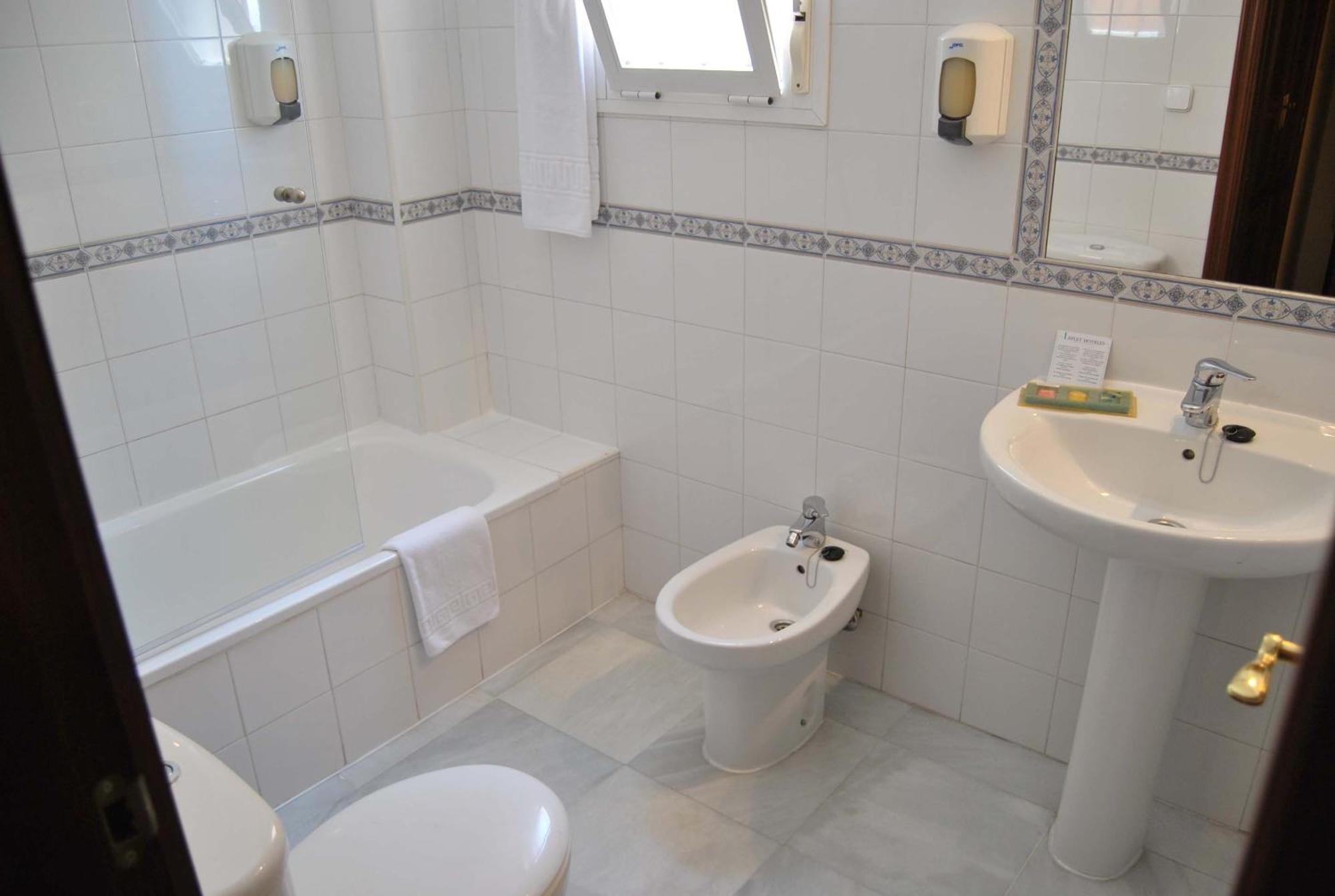 Hotel Gran Avenida Coria del Río Екстериор снимка