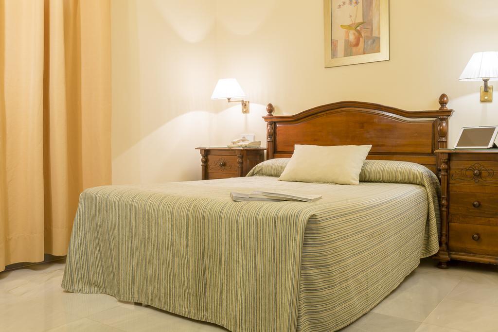 Hotel Gran Avenida Coria del Río Екстериор снимка