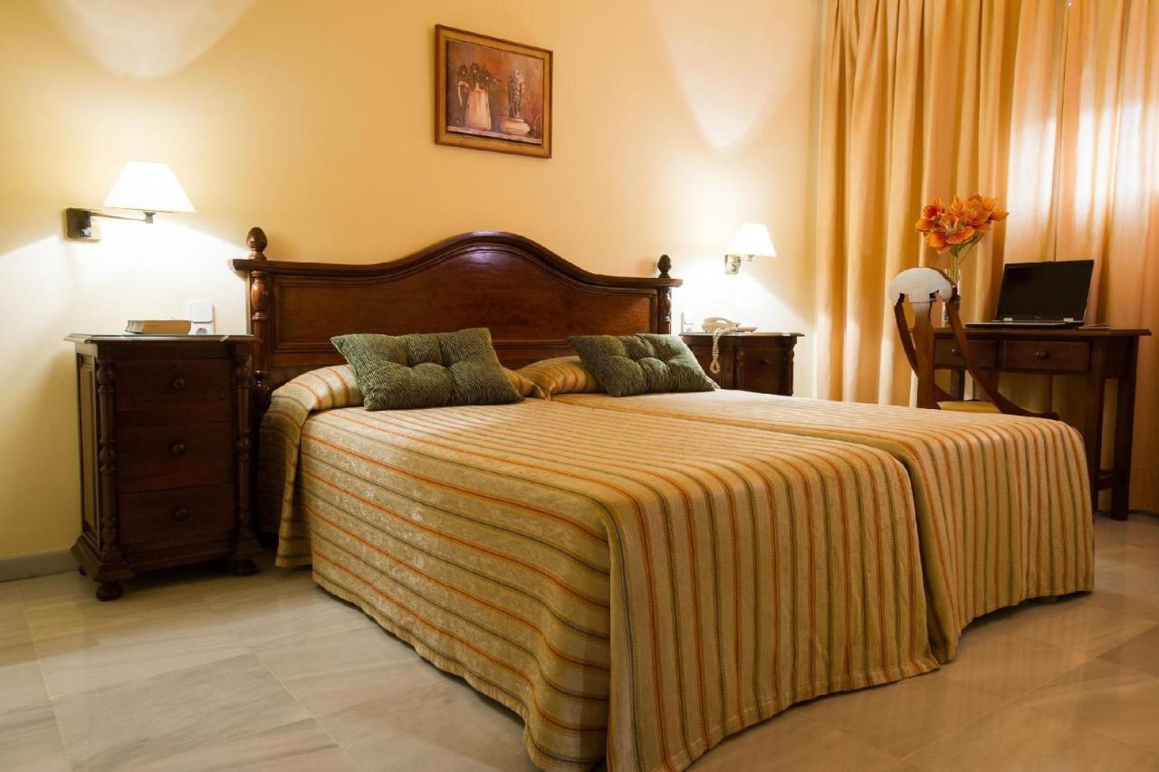 Hotel Gran Avenida Coria del Río Екстериор снимка
