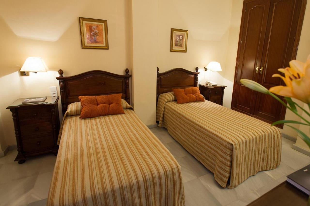 Hotel Gran Avenida Coria del Río Екстериор снимка